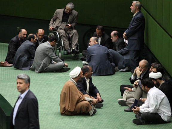 مع استمرار صمت المرشد.. وزير داخلية إيران في جلسة برلمانية مغلقة حول الاحتجاجات