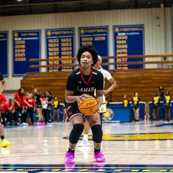 سابریا دین و رائل ویتست، بسکتبالیستهای زن آمریکایی، به استقلال پیوستند