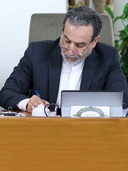 عباس عراقچی: پاسخ نامه ترامپ در دست تهیه است