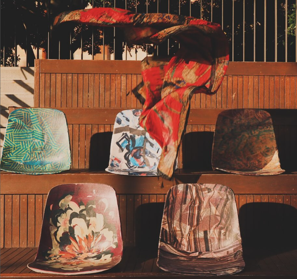 طراح ایرانی، در حرکتی اعتراضی از روسری‌ برای طراحی صندلی‌های استادیوم استفاده می‌کند