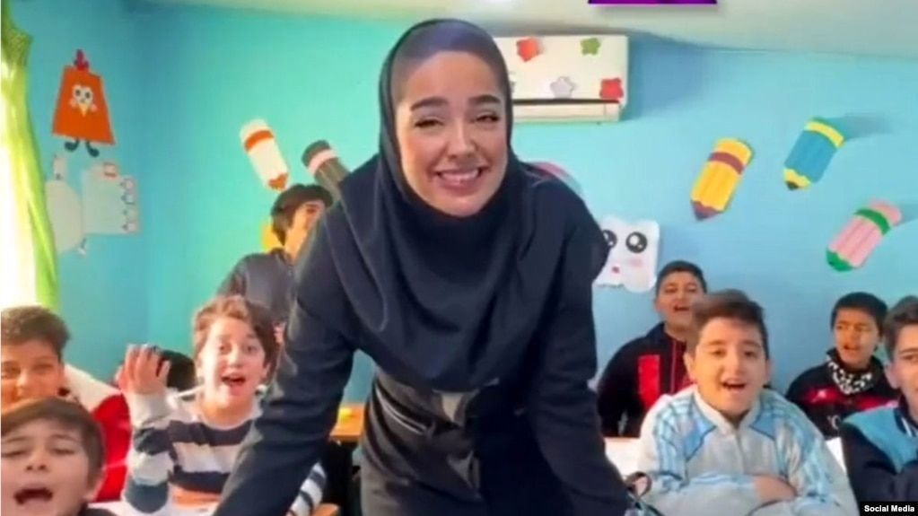 خانم معلمی که به دلیل «گنگستر شهر آمل» از مدرسه اخراج شد، در باشگاه نساجی استخدام شد