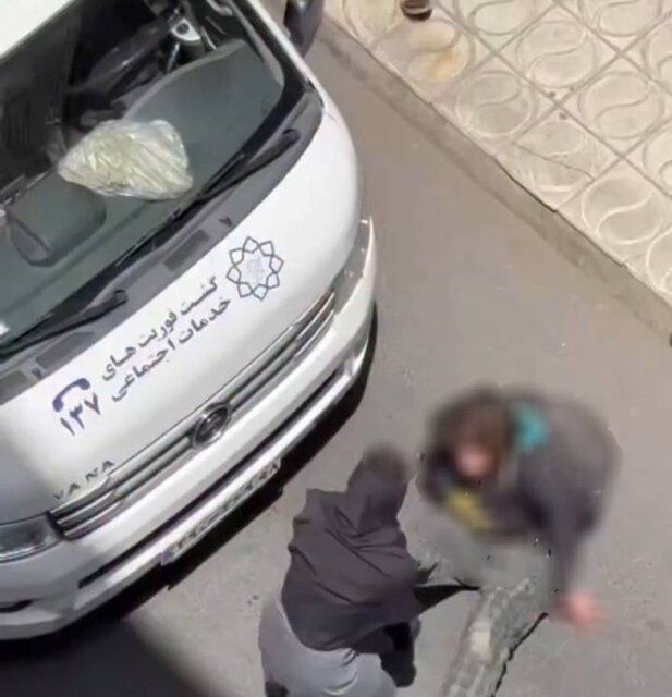  ماموران گشت فوریت‌های اجتماعی در تهران یک زن را روی زمین کشیدند و بردند