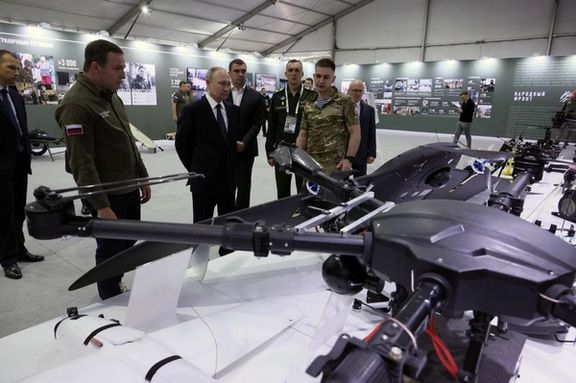 ولادیمیر پوتین، رئیسجمهور روسیه، از یک نمایشگاه نظامی در مسکو بازدید میکند