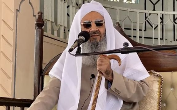 زعيم أهل السنة في إيران: مشاكل البلاد لا تحل بتغيير الوزراء وتحسين العلاقات مع دول المنطقة