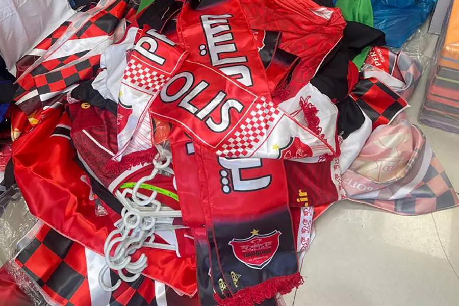 یورش پرسپولیس و پلیس به منیریه؛ لباس‌های غیرمجاز پرسپولیس جمع شد، فروشگاه‌ها پلمب می‌شوند