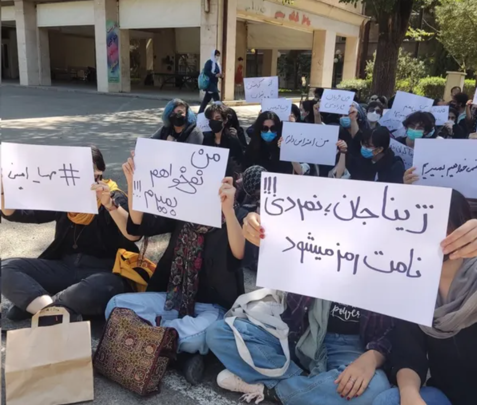 طلاب جامعة طهران يتجمعون احتجاجا على قتل مهسا أميني.. ويهتفون: "المرأة والحياة والحرية"