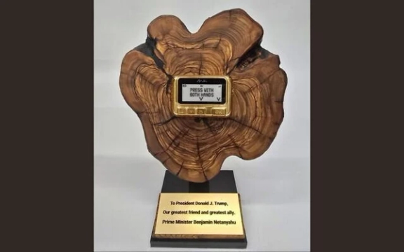 هدیه طلایی نتانیاهو به ترامپ؛ پیام «دو دستی فشار دهید» روی صفحه پیجر