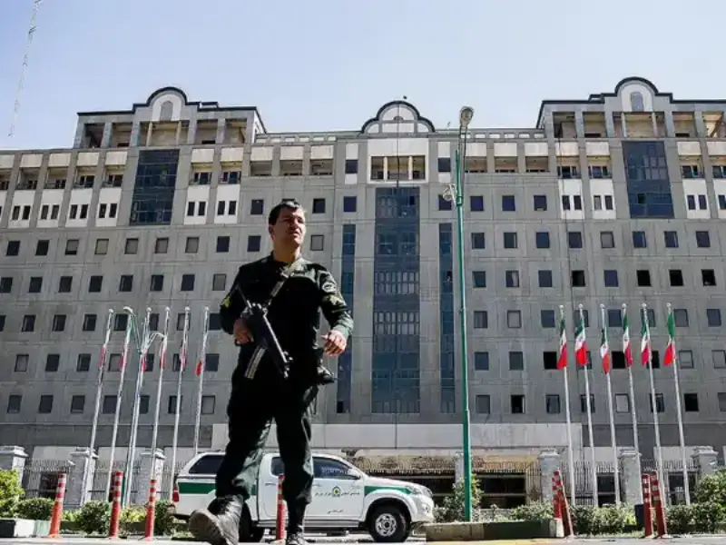 شرطة طهران تعلن عن حادث إطلاق نار باستخدام "بندقية صيد" بالقرب من البرلمان الإيراني