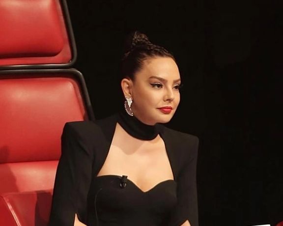 ابرو گوندش، خواننده ترکیهای، در توییتر هشتگ مهسا امینی را منتشر کرد