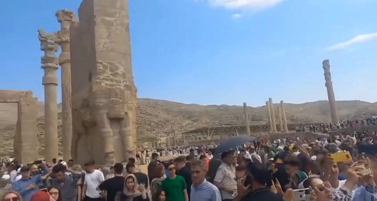 سال ۱۴۰۴ با شعارهای اعتراضی مردم در اماکن تاریخی آغاز شد 