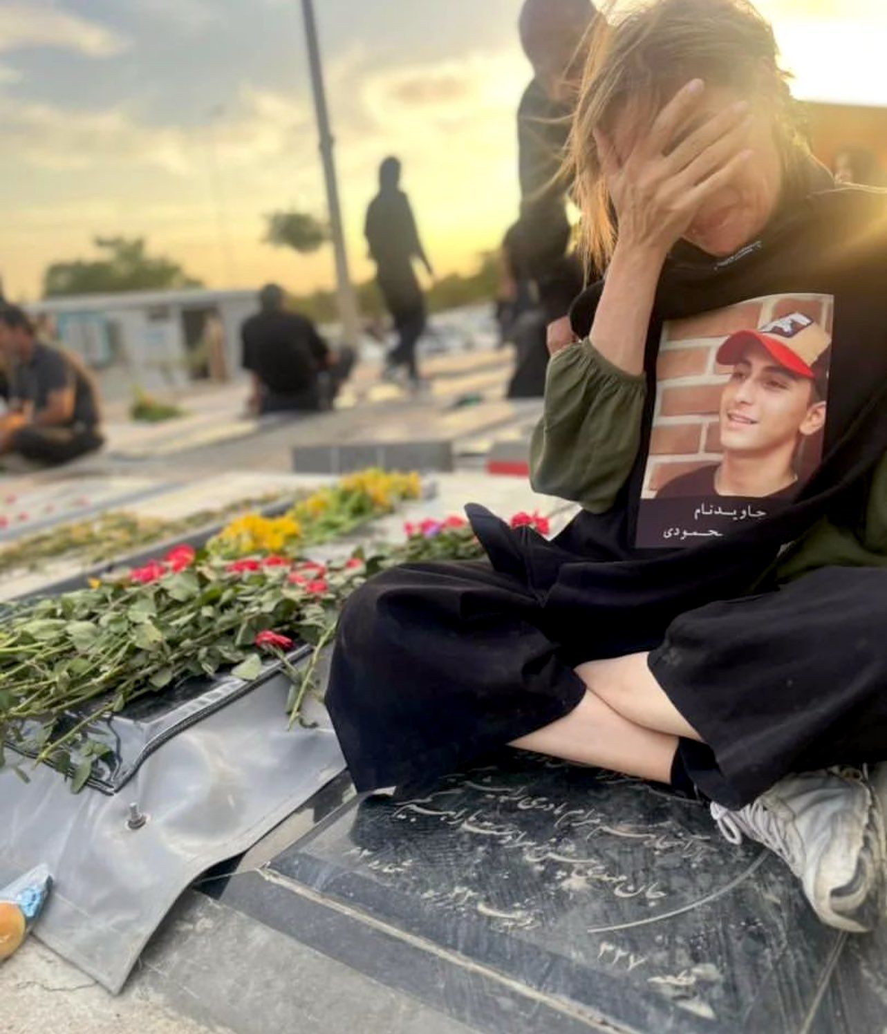 واکنش کاربران به برخورد با مادر دادخواه: حکومت موظف به کشتن مردم است