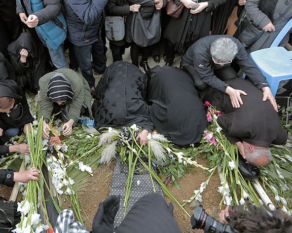 فشار ماموران امنیتی به خانواده کشتهشدگان هواپیمای اوکراینی برای مصاحبه تلویزیونی