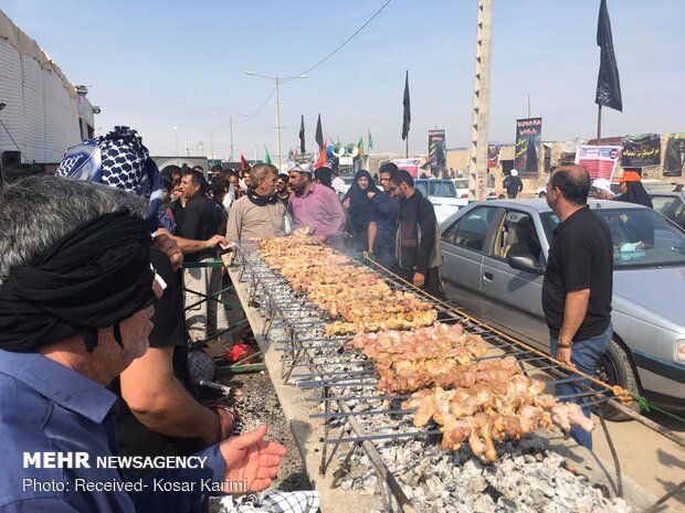 Free food is served to pilgrims of Arbaeen along the route to the Iraqi city of Karbala (file photo)
