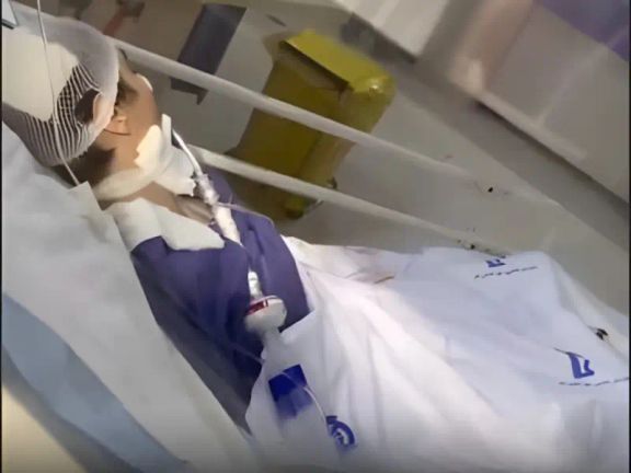 اهتمام إعلامي دولي بحالة مراهقة إيرانية تعرضت لاعتداء.. وأصابع الاتهام تتجه لشرطة الأخلاق