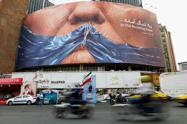 الحرس الثوري يُغلق مضيق هرمز مجددًا.. ونائب ترامب: المفاوضات مع إيران تسير بشكل جيد
