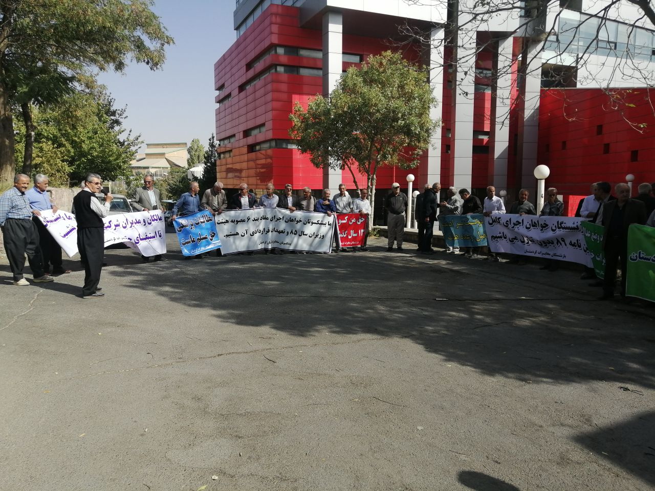 بازنشستگان مخابرات در شهرهای مختلف کشور تجمع اعتراضی برگزار کردند