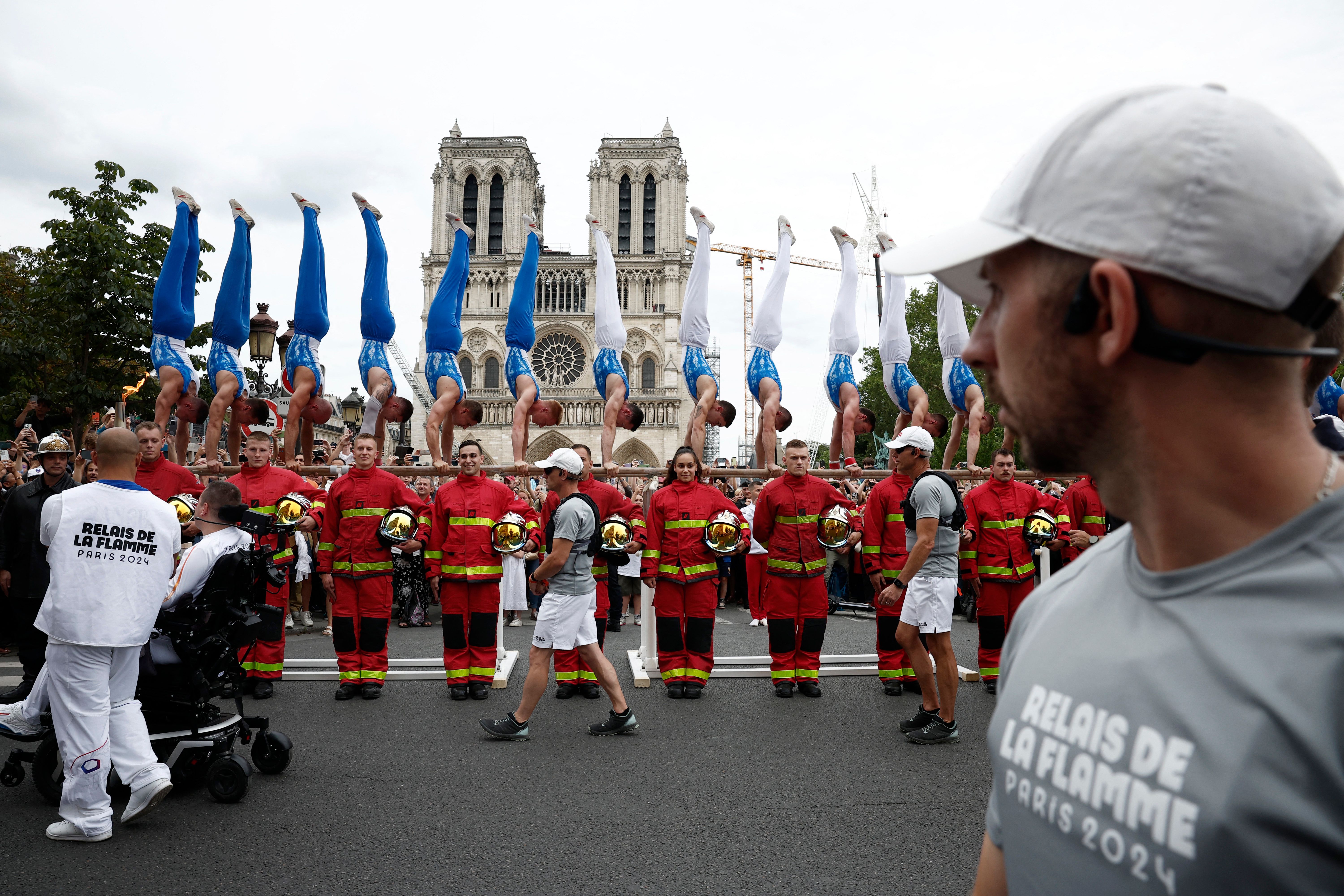 مراسم استقبال از مشعل بازی‌های المپیک در مقابل کلیسای نتردام، پاریس، ۲۴ تیر