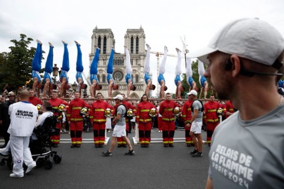 مراسم استقبال از مشعل بازیهای المپیک در مقابل کلیسای نتردام، پاریس، ۲۴ تیر