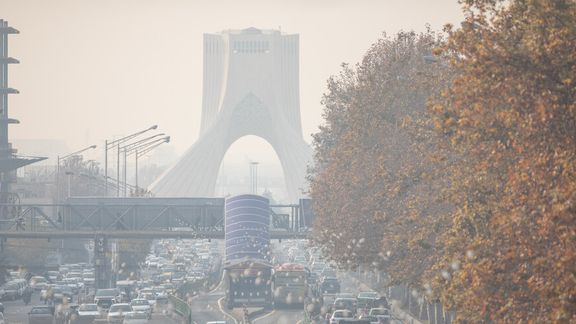 تلوث الهواء يحبس الإيرانيين في منازلهم ويغلق المدارس والجامعات والشركات