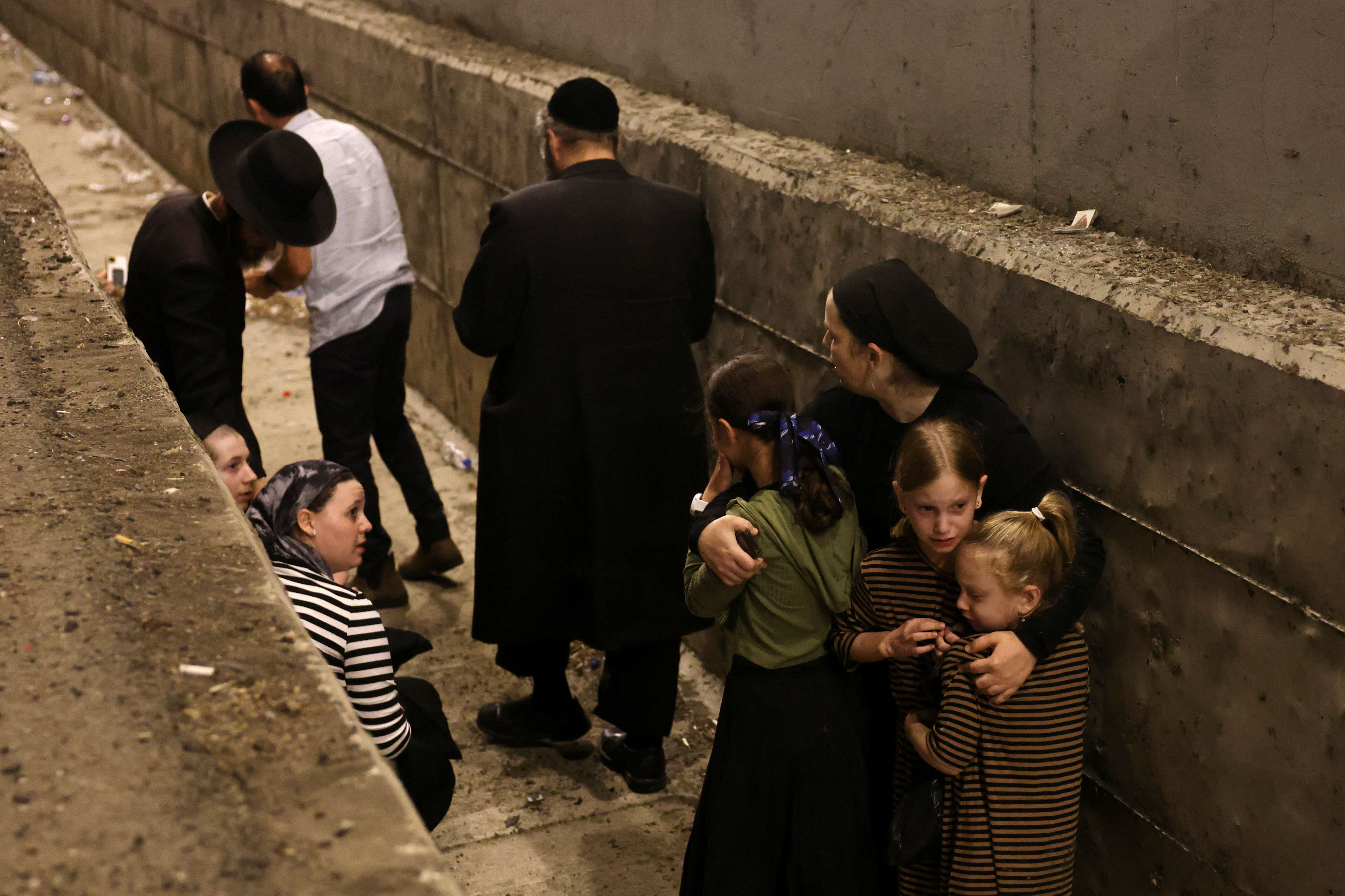 پناه گرفتن غیرنظامیان در جریان حمله موشکی جمهوری اسلامی، مرکز اسرائیل، ۱۰ مهر