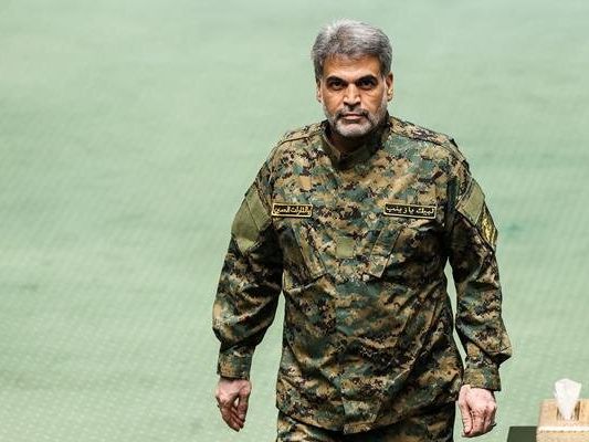 نماینده کبودرآهنگ برای حمایت از حمله به اسرائیل با لباس نظامی به صحن مجلس رفت