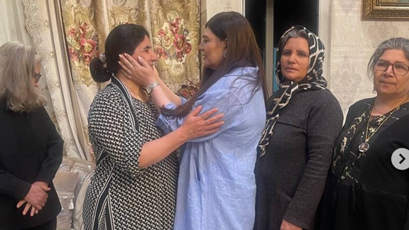 هنگامه قاضیانی در منزل خانواده متین نادرخانی از جانباختگان خیزش انقلابی