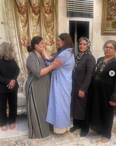 هنگامه قاضیانی، بازیگر، در تهران با جمعی از خانوادههای دادخواه دیدار کرد