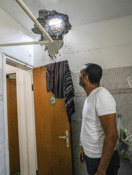 تخریب بخشی از یک خانه در پی حمله راکتی حزبالله به شمال اسرائیل، دوم مهر