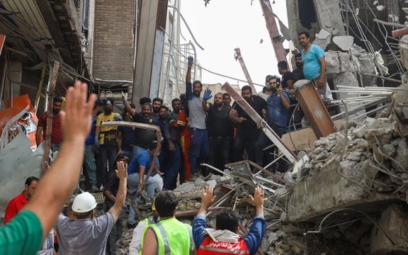 ارتفاع عدد ضحايا مبني "متروبول" في إيران إلى 16 شخصا وعائلات المفقودين قلقة من توقف البحث