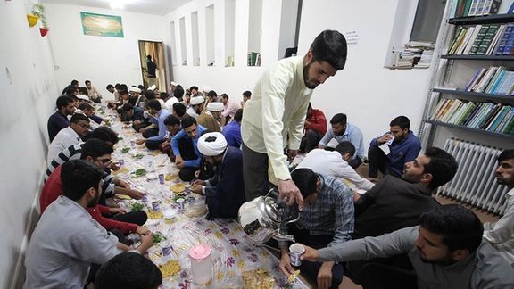 نماینده شاهینشهر: در دوره روحانی به هر طلبه حوزه دو میلیون تومان کمک هزینه افطار داده شد