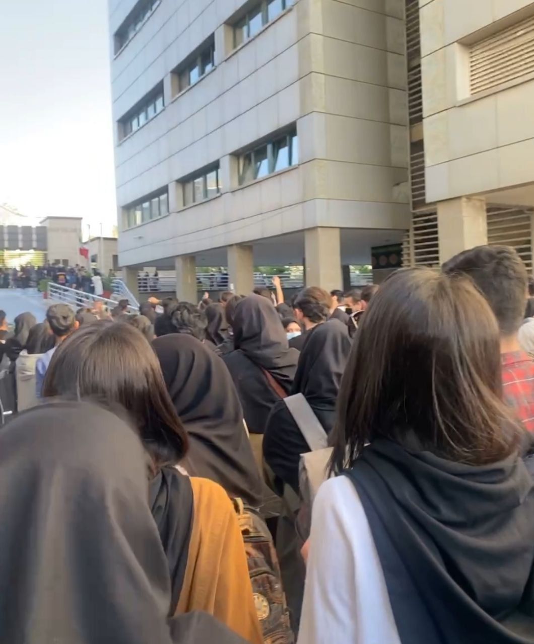 عشية "أربعينية" مهسا أميني.. احتجاجات الطلاب مستمرة ورفض "منع الاختلاط" في المطعم الجامعي