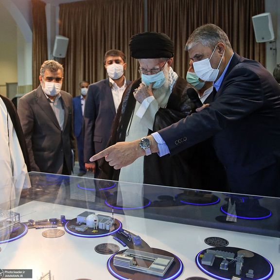 دیدار علی خامنهای، رهبر جمهوری اسلامی با مسئولان برنامه هستهای حکومت ایران، تهران، ۲۱ خرداد