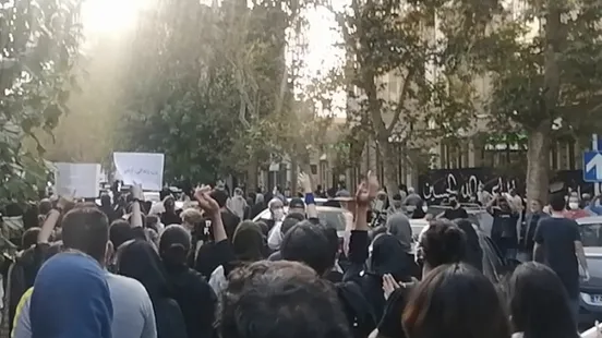 مقتل مهسا أميني يخرج "النار من تحت الرماد".. والاحتجاجات تعم المدن الإيرانية