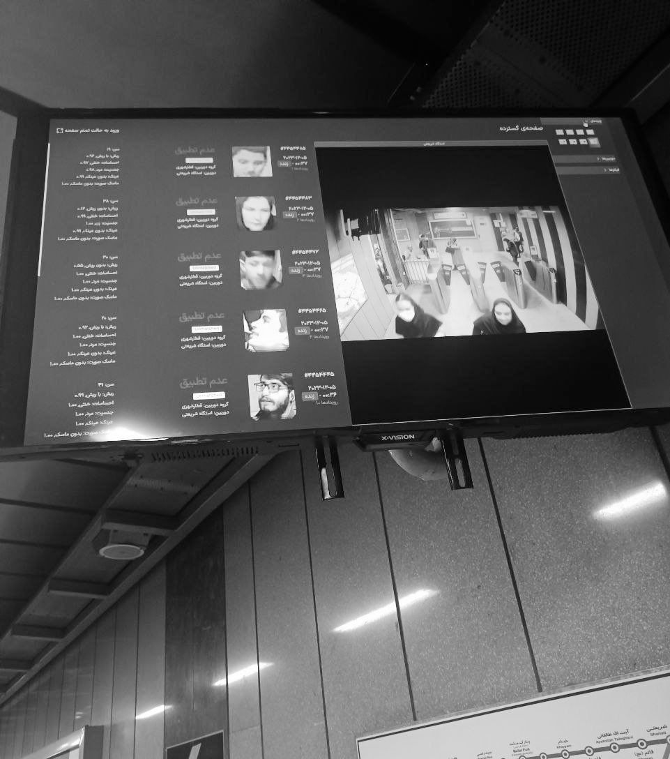 انتشار اطلاعات هویتی شهروندان بر صفحه نمایش متروی مشهد؛ مقامات: سهوی بود