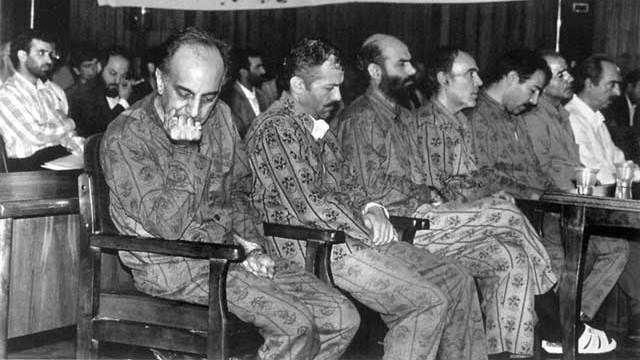 فاضل خدا داد در دادگاه، نفر اول که دست را زیر چانه گذاشته است