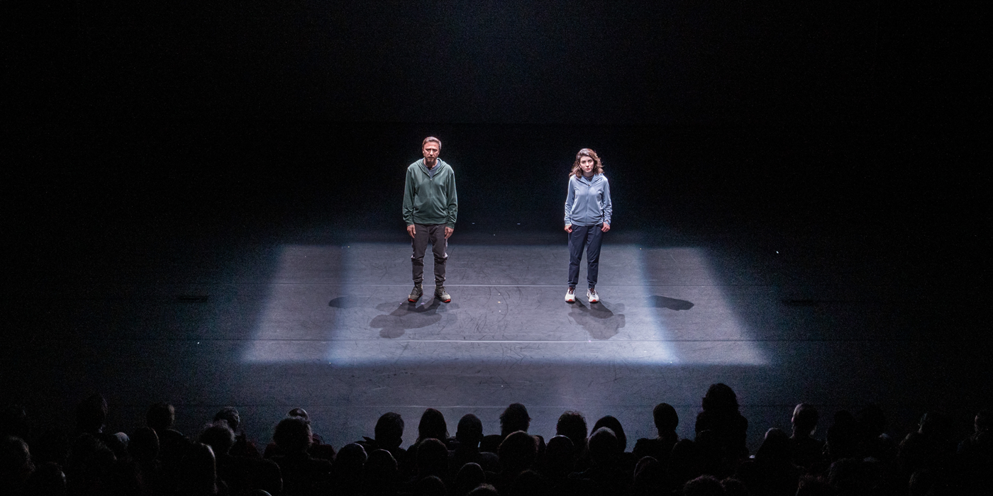 نمایش دونده نابینا | عکس از: Amir Hamja