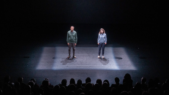 نمایش دونده نابینا | عکس از: Amir Hamja