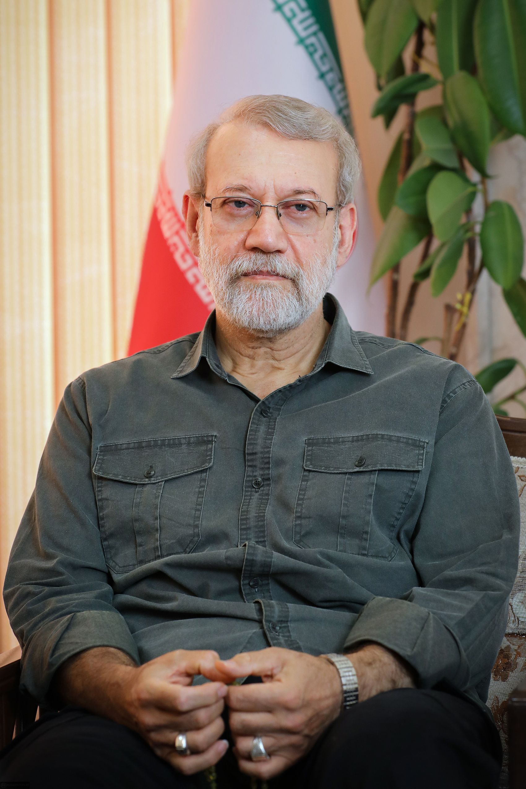 سياسي لبناني: لاريجاني يتحدث بـ "وقاحة" عن استمرار دعم إيران لحزب الله  