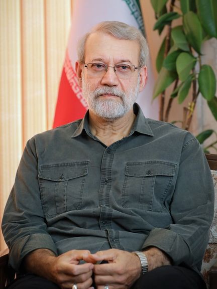 سياسي لبناني: لاريجاني يتحدث بـ "وقاحة" عن استمرار دعم إيران لحزب الله