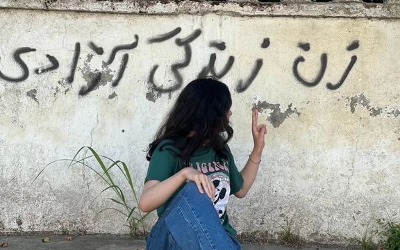 زنی جوان در یاسوج پس از برداشتن روسری و دادن شعار «مرگ بر دیکتاتور» بازداشت شد