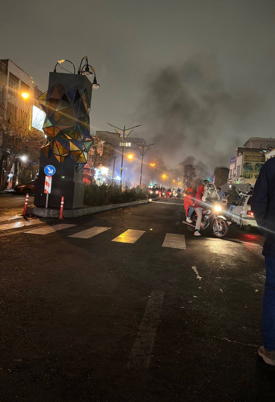 اتساع نطاق الاحتجاجات في إيران.. و"إيران إنترناشيونال" تحدد هويات 16 قتيلاً