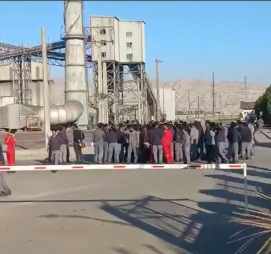 تزامنا مع الشهر الثالث لانتفاضة إيران.. الإضرابات تتسع وتشمل موظفين وعمالا وممرضين 