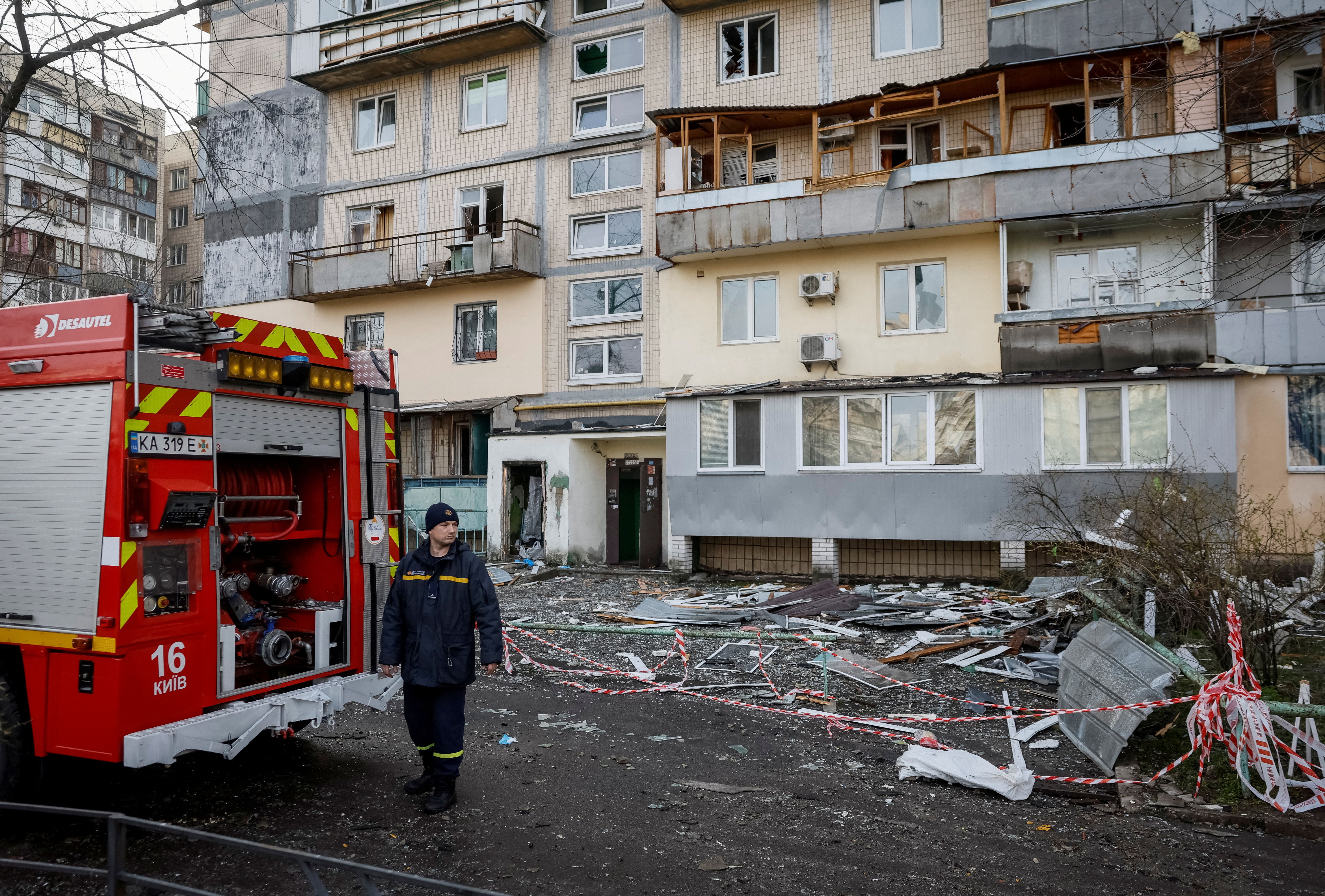 ویرانی‌های برجا مانده از حمله پهپادی روسیه به کی‌یف، سوم فروردین