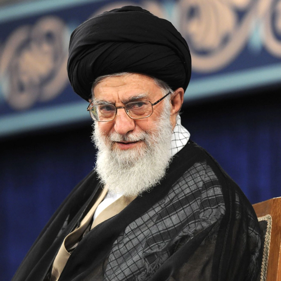 خامنهای: خود مردم با سرمایههای خرد و کلان وارد سرمایهگذاری در تولید شوند