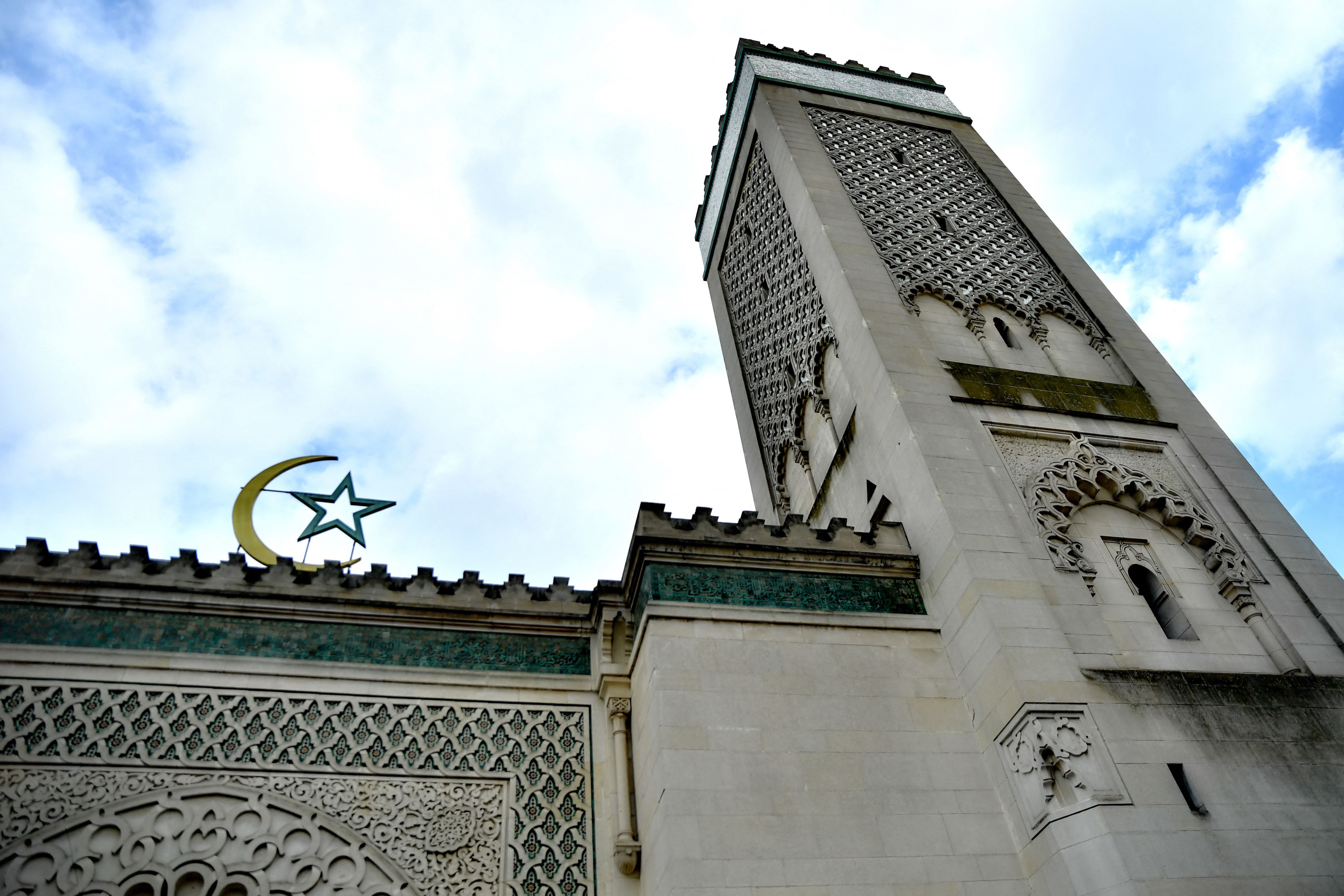 فرانسه از آغاز روند تعطیلی یک مسجد بزرگ در شمال پاریس خبر داد