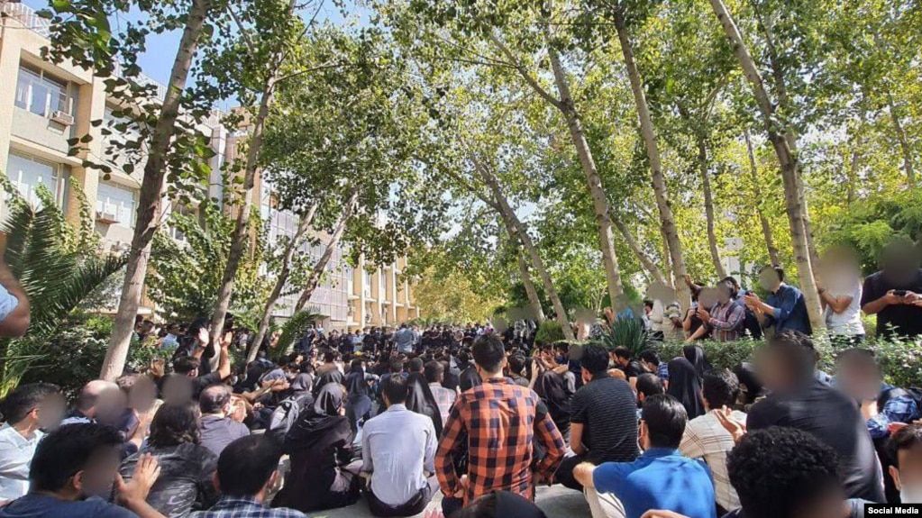 تجمع احتجاجي في عشرات الجامعات والمدارس.. وبدء الإضراب في قطاع النفط
