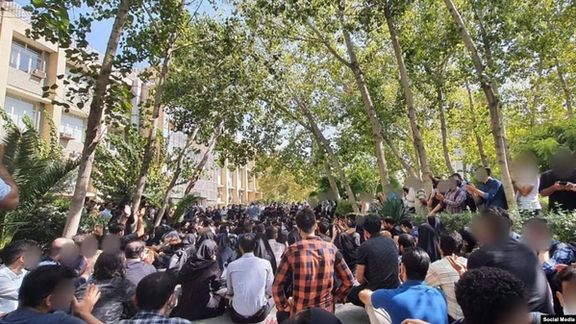 تجمع احتجاجي في عشرات الجامعات والمدارس.. وبدء الإضراب في قطاع النفط