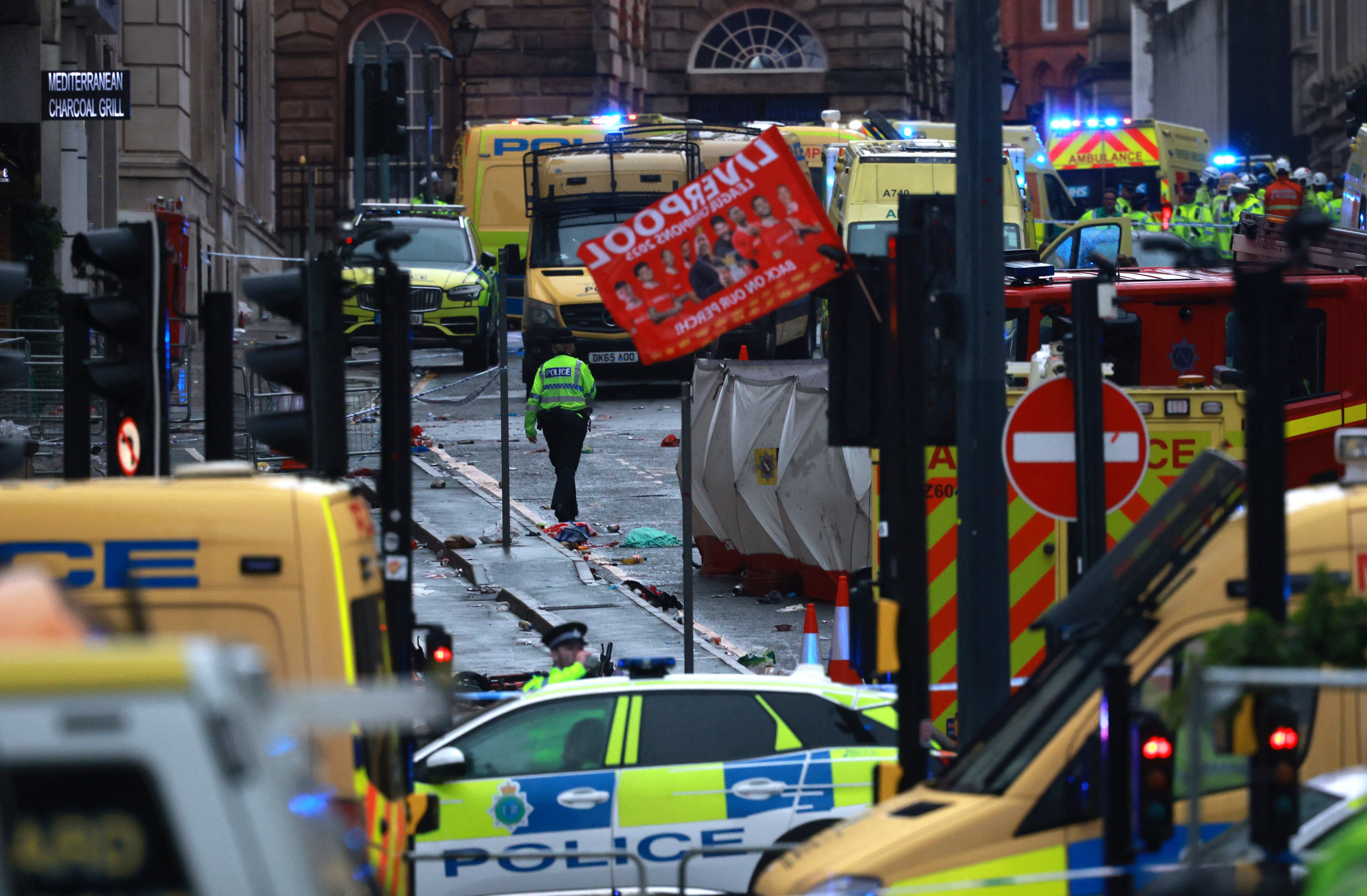 کام قهرمان لیگ برتر تلخ شد؛ برخورد خودرو با هواداران لیورپول هم‌زمان با رژه قهرمانی