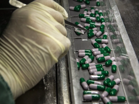 برلماني إيراني: الفقراء لم يعد بإمكانهم شراء الأدوية بعد تفعيل "آلية الزناد"