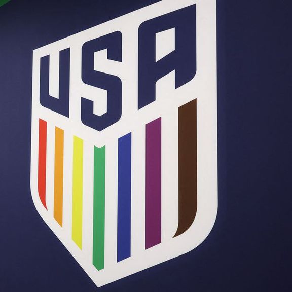 تغییر لوگوی رسانهای تیم ملی فوتبال آمریکا به پرچم رنگین کمانی